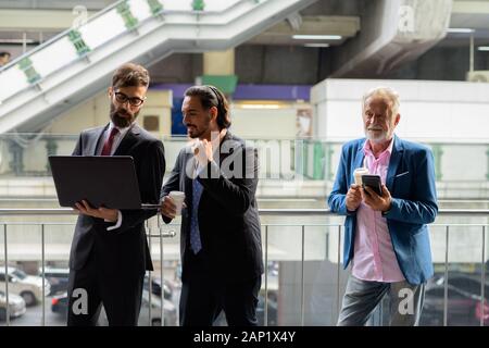 Drei multi-ethnische bärtigen Geschäftsleute zusammen rund um die Stadt Stockfoto