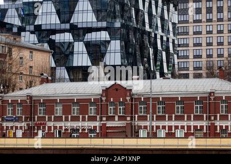 Anzeigen von Gebäuden in verschiedenen architektonischen Stilen und Epochen auf der Tverskaya Straße im Zentrum von Moskau, Russland Stockfoto