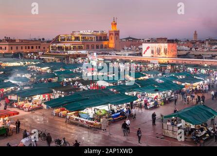 Cafe Argana und überdachte souk Ständen auf Platz Jemaa el-Fnaa bei Dämmerung Marrakesh-Safi in Marrakesch, Marokko. Stockfoto