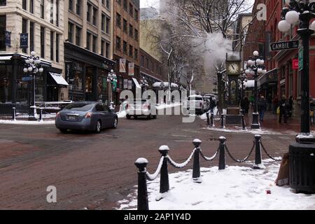 Vancouver, Kanada - 13. Januar 2020: Blick auf Gastown Neighborhood und Dampfuhr mit Schnee. Schneesturm und extremes Wetter in Vancouver. Stockfoto