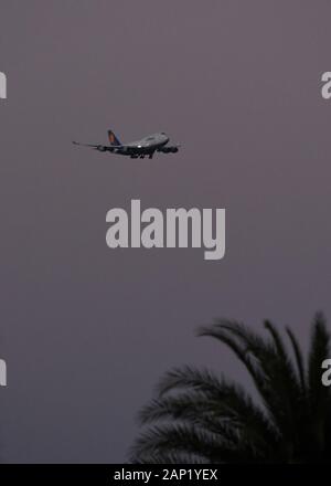 Ein Flugzeug der Boeing 747-400 der Lufthansa Airlines landet in der Nähe des internationalen Flughafens Orlando oder MCO. Stockfoto
