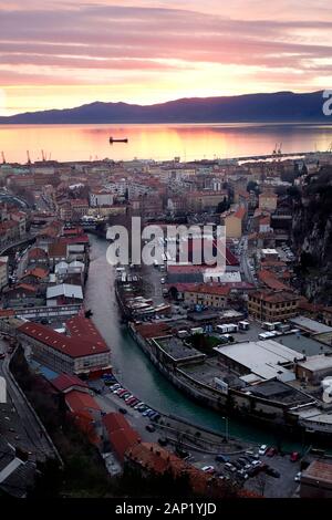 Rijeka, Kroatien. Sonnenuntergang über den Fluss Rjecina Einlass- und Osten Bezirke der Stadt. Stockfoto