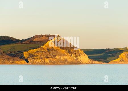 Lyme Regis, Dorset, Großbritannien. 20. Januar 2020. UK Wetter. Die Jurassic Coast Steilküste von Golden Cap glow Orange am späten Nachmittag Sonnenschein kurz vor Sonnenuntergang von Lyme Regis in Dorset am Ende eines kalten sonnigen Tag gesehen. Foto: Graham Jagd-/Alamy leben Nachrichten Stockfoto