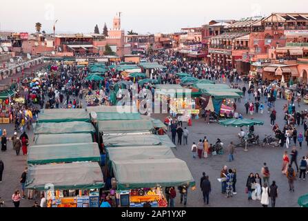 Überdachte Souk Ständen auf einem belebten Platz Jemaa el-Fnaa bei Dämmerung Marrakesh-Safi in Marrakesch, Marokko. Stockfoto