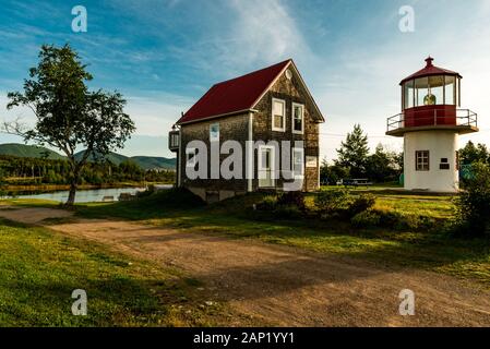 Dingwall, Nova Scotia, Kanada, August 2019: Saint Paul Island Museum & Lighthouse. Kanadas erster gusseiserner Leuchtturm. Kap Breton Stockfoto