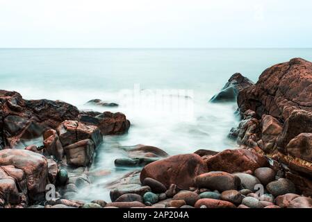 Rote Steine und felsige Küste am Black Brook Beach, Cape Breton Highlands National Park, Nova Scotia, Kanada. Landschaftlich reizvoll Stockfoto