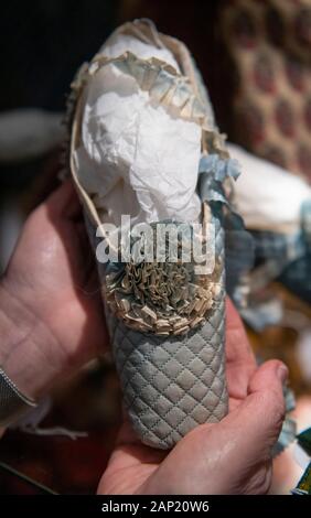 Battersea Park, London, UK. 20. Januar 2020. Der Winter dekorative Antiquitäten & Textilien Messe öffnet vom 21.-26. Januar 2020. Bild: Französisch Hausschuhe (Victorian). Credit: Malcolm Park/Alamy Leben Nachrichten. Stockfoto