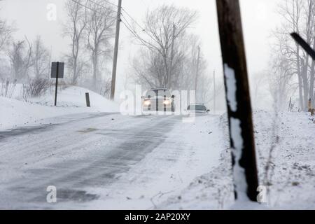 SUV-Auto auf Landstraße im Winter Schnee Sturm Stockfoto