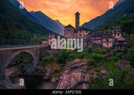 Sonnenuntergang über dem Dorf Lavertezzo in den Schweizer Alpen, Schweiz Stockfoto