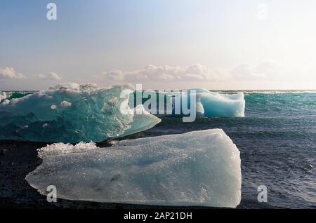 Eisberge, die am Diamond Beach in der Jokulsarlon-Glacier-Lagune, Island liegen Stockfoto