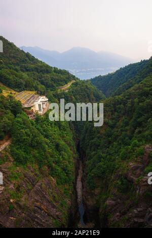 Blick von der Contra Dam über ein Wasserkraftwerk in Tessin, Schweiz Stockfoto