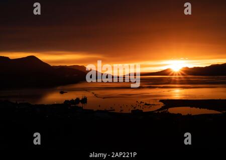 Sonnenuntergang über der Bucht von Ushuaia die südlichste Stadt im Wort und in der Hauptstadt von Tierra del Fuego und Antartida e Islas del Atlantico Sur Provinz, Ar Stockfoto