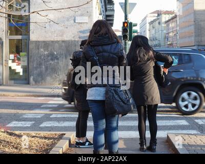 TURIN, Italien - ca. Dezember 2019: Frauen in der Innenstadt Stockfoto