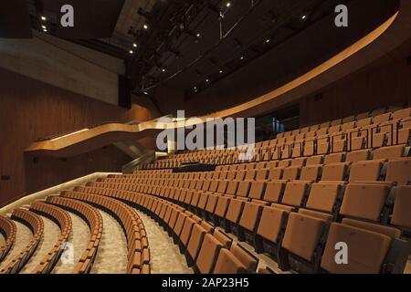 Die Sitzplätze im grossen Auditorium. Cultuurcentrum De Factorij, Zaventem, Belgien. Architekt: ebtca Architecten & Archiles architecten, 2017. Stockfoto