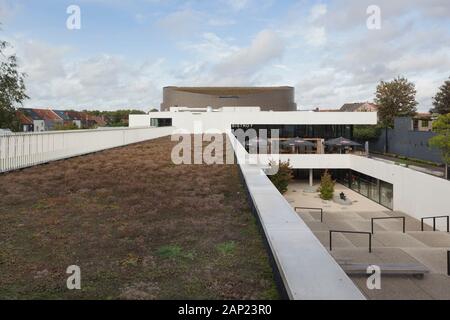 Blick über das grüne Dach zu Haupteingang Innenhof und im ersten Stock cafe Darüber hinaus. Cultuurcentrum De Factorij, Zaventem, Belgien. Architekt: ebtca Arachiten Stockfoto