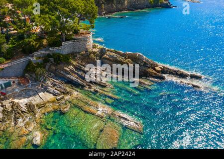 An der felsigen Küste in Camogli, Italien. Ein Blick aus der Vogelperspektive auf die Adria, Ligurien. Stockfoto