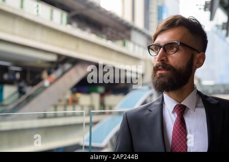 Die Jungen gut aussehenden bärtigen Persischen Geschäftsmann entspannende rund um die Stadt Stockfoto