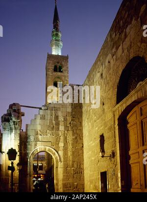 Arabische Republik Syrien. Damaskus. Nacht Blick auf einer der Straßen im historischen Zentrum der Stadt. Im Hintergrund das Minarett der Umayyaden Moschee oder die Große Moschee von Damaskus (8. Jahrhundert). Foto vor dem syrischen Bürgerkrieg. Stockfoto