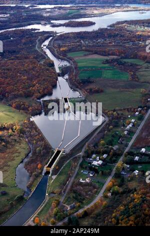 Eine Luftaufnahme der Flug der Schleusen ist die ersten fünf (Lock E2-E6) Schlösser entlang der Erie Canal. Diese Sequenz von Schlössern ist die größte Aufzug in t Stockfoto