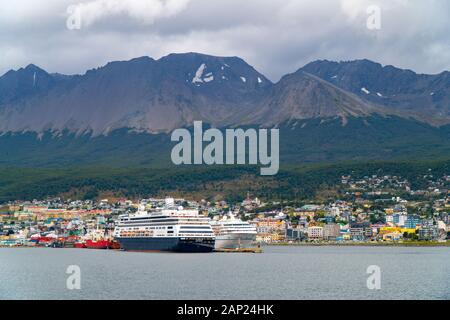 Blick auf ein Schiff in den Hafen von Ushuaia die Hauptstadt von Tierra del Fuego und Antartida e Islas del Atlantico Sur Provinz, Argentinien. Stockfoto