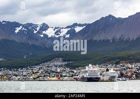 Blick auf ein Schiff in den Hafen von Ushuaia die Hauptstadt von Tierra del Fuego und Antartida e Islas del Atlantico Sur Provinz, Argentinien. Stockfoto