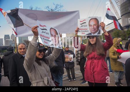 London, Großbritannien. 20. Januar 2020. Ägypter Protest in die Unterstützung von Präsident Sisi außerhalb des UK-Africa Investment Summit in North Greenwich. Sisi ein General, Minister für Verteidigung wurde unter Morsi führte die militärische Massaker an Demonstranten nach dem Militärputsch im Juli 2013 und wurde als Präsident im Jahr 2014 gewählt. Mai 2016, rund 40.000 Menschen inhaftiert worden. Er hat Verhaftungen, Folter und Verschwindenlassen gegen politische Gegner einschließlich Sami Anan, die einzig glaubwürdige Kandidat gegen ihn bei der Präsidentschaftswahl 2018. Peter Marshall / alamy Leben Nachrichten Stockfoto