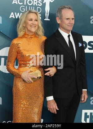 Los Angeles, Kalifornien, USA. 19 Jan, 2020. 19. Januar 2020 - Los Angeles, Kalifornien - Catherine O'Hara, Bo Welch. 26. jährlichen Screen Actors Guild Awards im Shrine Auditorium. Photo Credit: AdMedia/MediaPunch Credit: MediaPunch Inc/Alamy leben Nachrichten Stockfoto