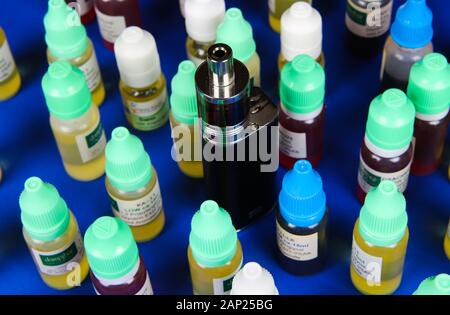 Viersen, Deutschland - Dezember Januar 6. 2020: In der Nähe von vape e-liquid Flaschen mit e-Zigarette Stockfoto