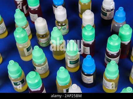 Viersen, Deutschland - Dezember Januar 6. 2020: In der Nähe von vape e-liquid Flaschen mit e-Zigarette Stockfoto