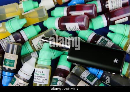 Viersen, Deutschland - Dezember Januar 6. 2020: In der Nähe von vape e-liquid Flaschen mit e-Zigarette Stockfoto