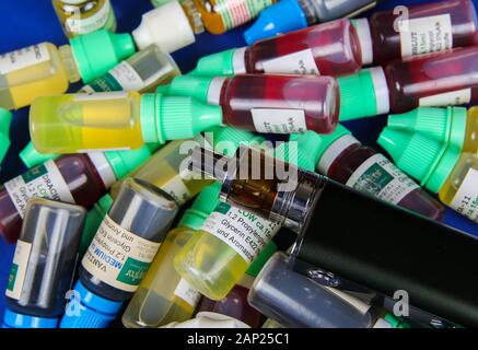 Viersen, Deutschland - Dezember Januar 6. 2020: In der Nähe von vape e-liquid Flaschen mit e-Zigarette Stockfoto