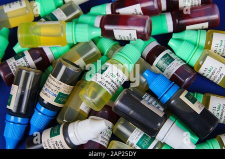 Viersen, Deutschland - Dezember Januar 6. 2020: In der Nähe von vape e-liquid Flaschen mit e-Zigarette Stockfoto