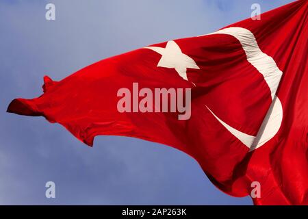 Türkische Flagge am windigen Sonne Tag. Nahaufnahme. Stockfoto