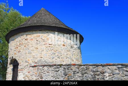 Turm mit Holzdach als Teil der Red Stone Castle, Casta Dorf, Slowakei, Europa Stockfoto