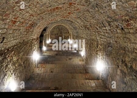 Schritte zum Keller in den Roten Stein Burg in der Nähe des Siedlung namens Pila in der Slowakei, Europa Stockfoto