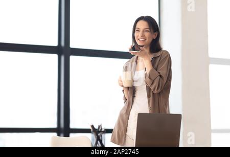 Business woman mobile Spracherkennung Stockfoto