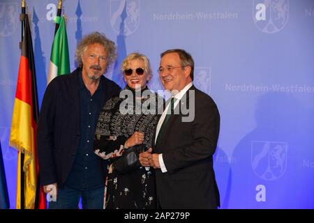 Wolfgang Niedecken mit Ehefrau Tina Golemiewski und Armin Laschet bei der Verleihung des Staatspreises des Landes Nordrhein-Westfalen 2019 ein Prof. Kl Stockfoto