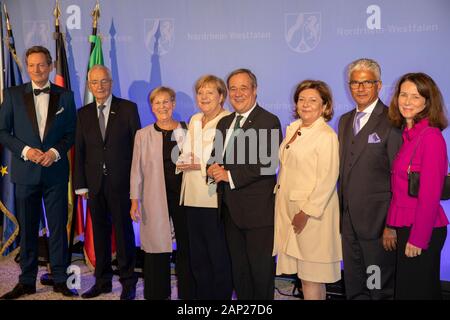 Eckart von Hirschhausen, Klaus Töpfer, mit Frau, Angela Merkel, Armin Laschet, mit Frau und Ashok Sridharan mit Frau bei der Verleihung des Staatspreise Stockfoto