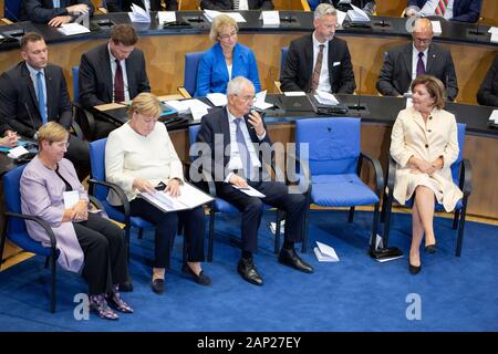 Frau Töpfer, Angela Merkel, Klaus Töpfer, Frau von Armin Laschet bei der Verleihung des Staatspreises des Landes Nordrhein-Westfalen 2019 ein Prof. Kla Stockfoto