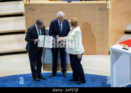 Armin Laschet, Klaus Töpfer und Angela Merkel bei der Verleihung des Staatspreises des Landes Nordrhein-Westfalen 2019 ein, Prof. Dr. Klaus Töpfer am 16. Se Stockfoto