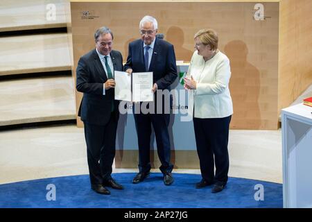 Armin Laschet, Klaus Töpfer und Angela Merkel bei der Verleihung des Staatspreises des Landes Nordrhein-Westfalen 2019 ein, Prof. Dr. Klaus Töpfer am 16. Se Stockfoto