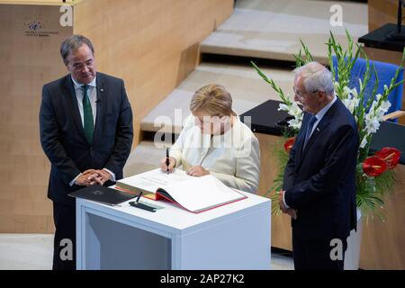Armin Laschet, Klaus Töpfer und Angela Merkel bei der Verleihung des Staatspreises des Landes Nordrhein-Westfalen 2019 ein, Prof. Dr. Klaus Töpfer am 16. Se Stockfoto