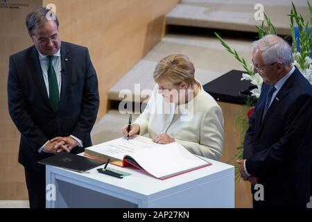 Armin Laschet, Klaus Töpfer und Angela Merkel bei der Verleihung des Staatspreises des Landes Nordrhein-Westfalen 2019 ein, Prof. Dr. Klaus Töpfer am 16. Se Stockfoto