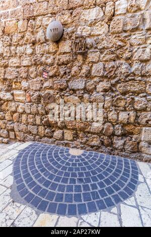 VIII. Station an der Via Dolorosa in Jerusalem nach den letzten Schritten Christi Stockfoto