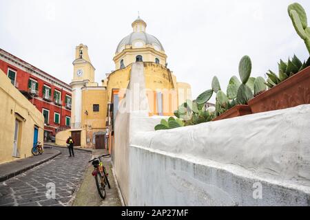 Procida (Neapel, Italien) - Blick auf die Wallfahrtskirche von S. Maria delle Grazie durch die Straße, die zum Dorf führt Corricella Stockfoto