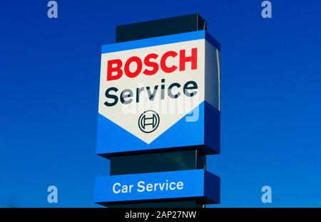 Dinslaken, Deutschland - Dezember 18. 2019: Isoliert blau rot logo Schriftzug von Bosch Car Service gegen wolkenlosen blauen Himmel Stockfoto