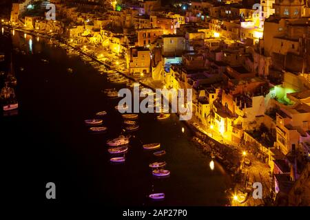 Procida (Italien) - Nacht Landschaft der Corricella Bucht in Procida, Kampanien, Italien Stockfoto