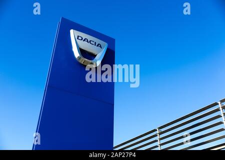 Dinslaken, Deutschland - Dezember 18. 2019: Isolierte logo Schriftzug des rumänischen Automobilherstellers Dacia gegen wolkenlosen blauen Himmel Stockfoto