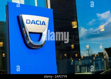 Dinslaken, Deutschland - Dezember 18. 2019: Isolierte Beschriftung des rumänischen Automobilherstellers Dacia gegen Fenster der Autohändler Stockfoto