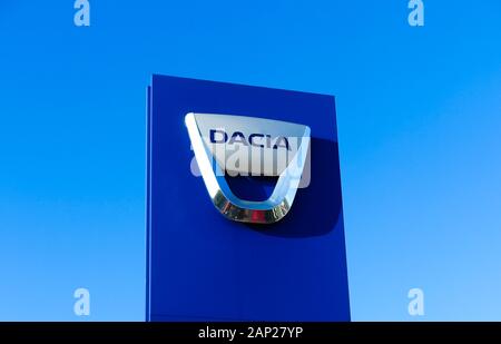 Dinslaken, Deutschland - Dezember 18. 2019: Isolierte logo Schriftzug des rumänischen Automobilherstellers Dacia gegen wolkenlosen blauen Himmel Stockfoto